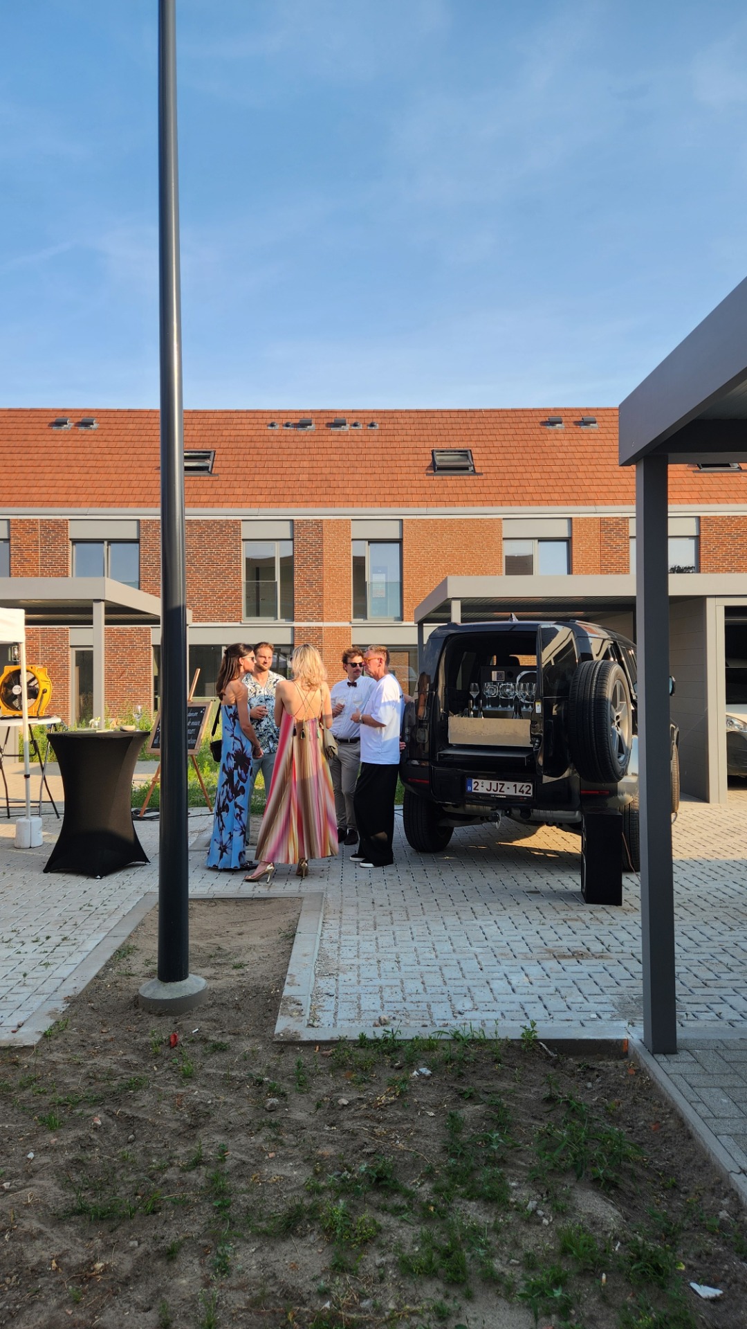 Gasten en partners rond de mobiele HOUSEWINE-bar.