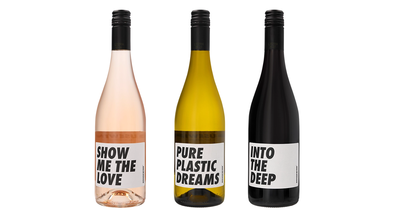HOUSEWINE-flessen opgesteld voor wijncatering tijdens een stijlvol evenement.