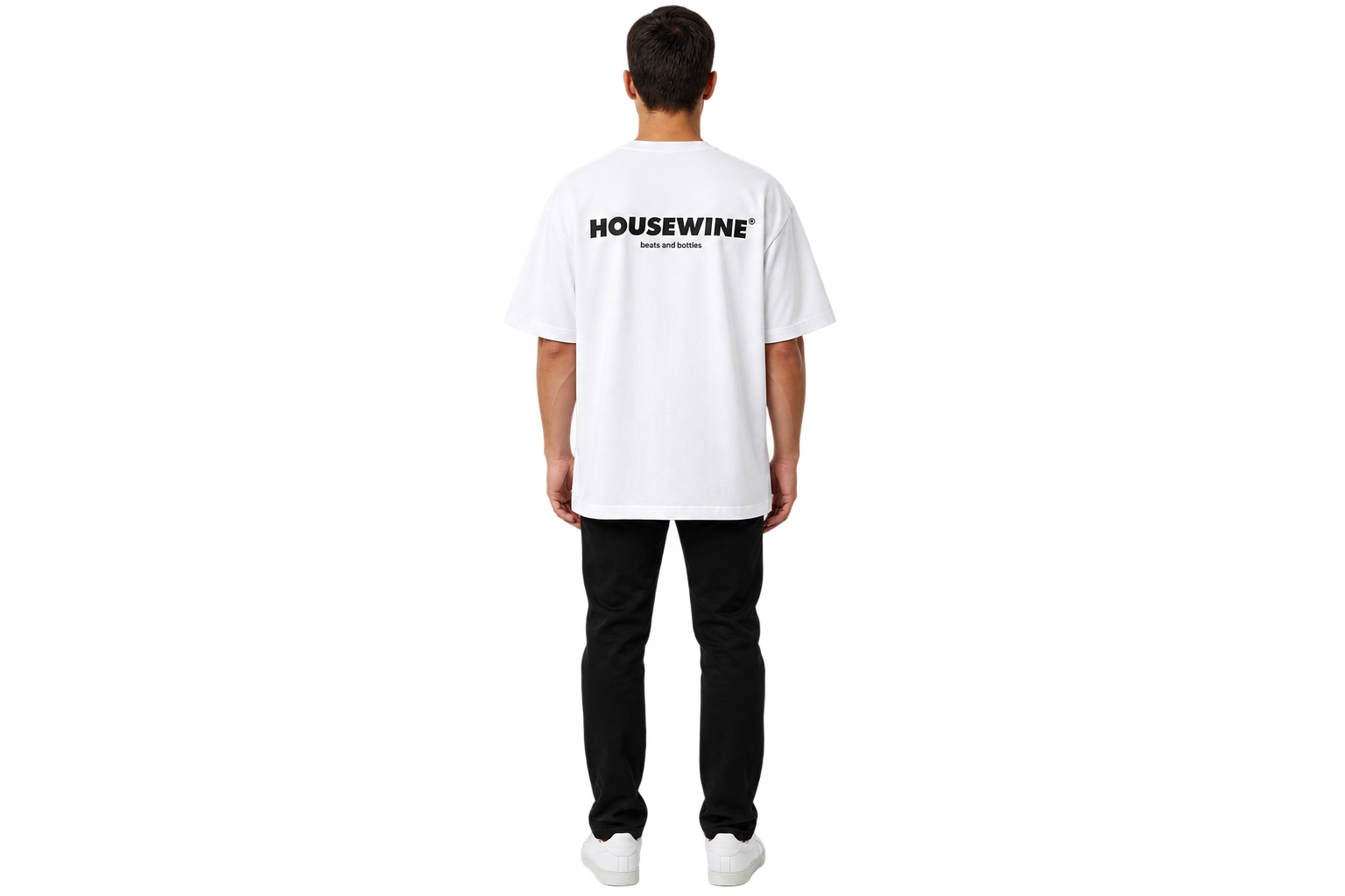 Jongen staat met rug naar camera, draagt wit T-shirt met Housewine-logo en zwarte jeans.